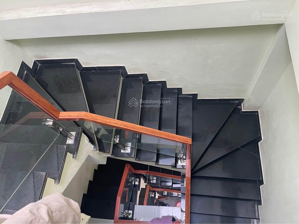 Chính chủ bán nhà 3 tầng 62m2 khu 5, cách chợ trung tâm giếng đáy chỉ hơn 100m, hạ long.