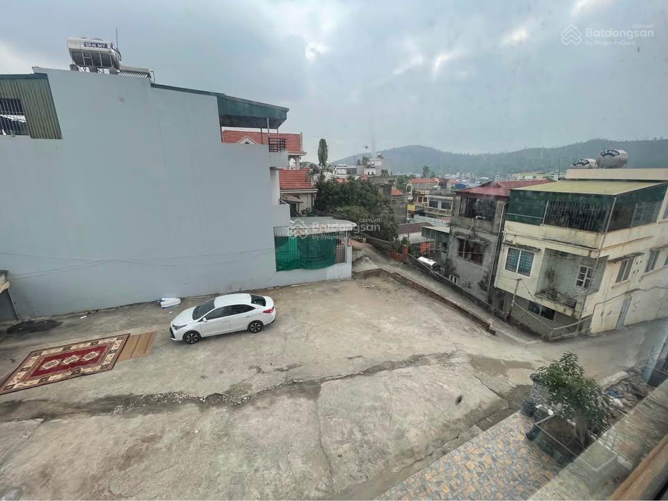 Chính chủ bán nhà 3 tầng 62m2 khu 5, cách chợ trung tâm giếng đáy chỉ hơn 100m, hạ long.