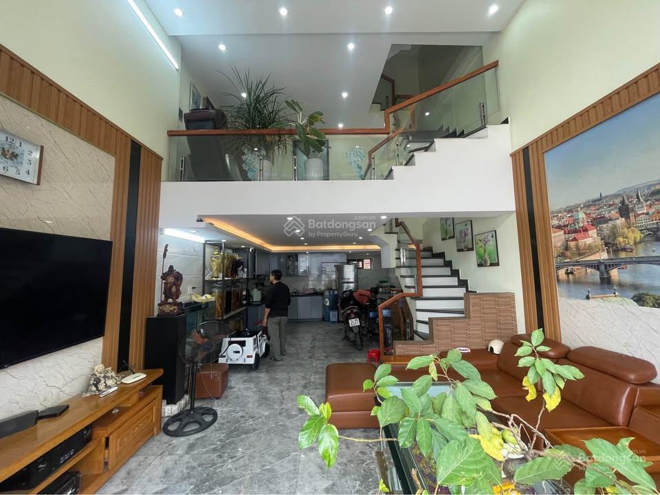 Chính chủ bán nhà 3 tầng 62m2 khu 5, cách chợ trung tâm giếng đáy chỉ hơn 100m, hạ long.