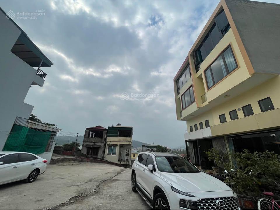 Chính chủ bán nhà 3 tầng 62m2 khu 5, cách chợ trung tâm giếng đáy chỉ hơn 100m, hạ long.