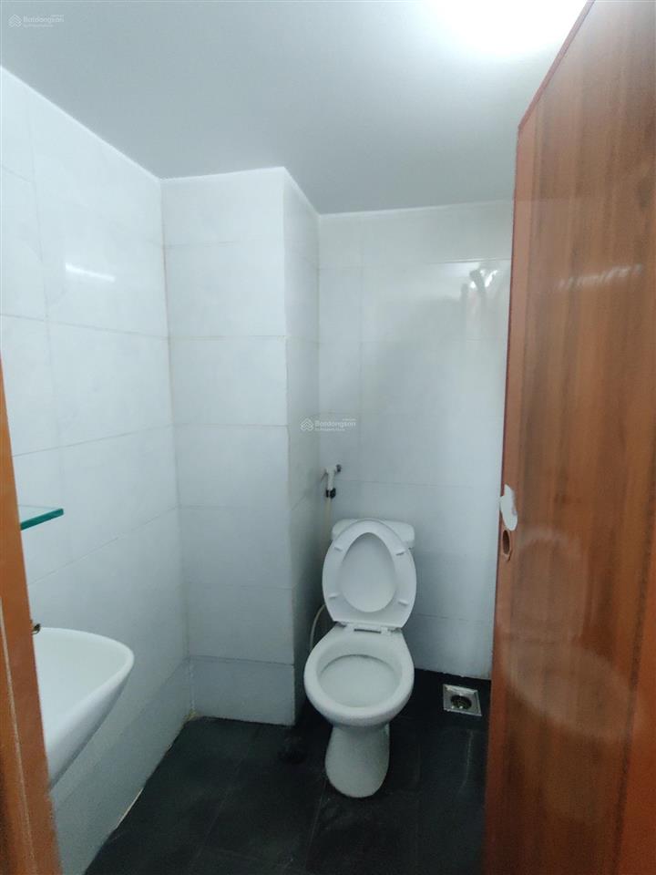 Phòng full nt cơ bản có cửa sổ trời bancol ngay 638 lê trọng tấn cho sinh viên vhu & công thương