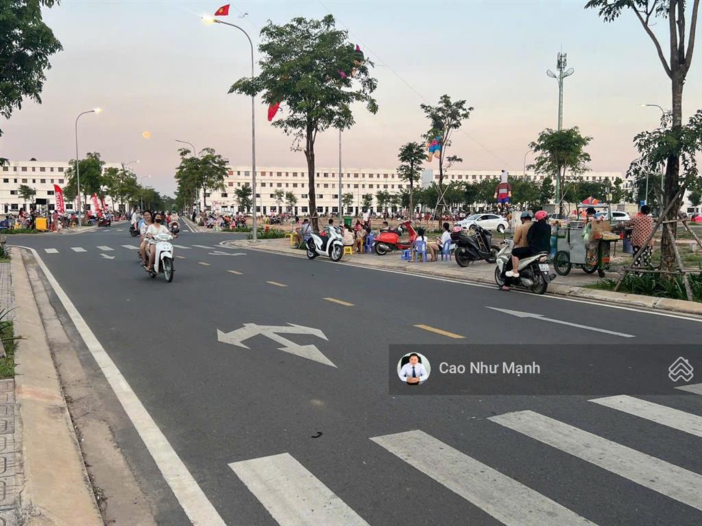 Gia đình có việc cần bán gấp căn nhà phố stc long thành, có bớt lộc cho anh chị thiện chí.