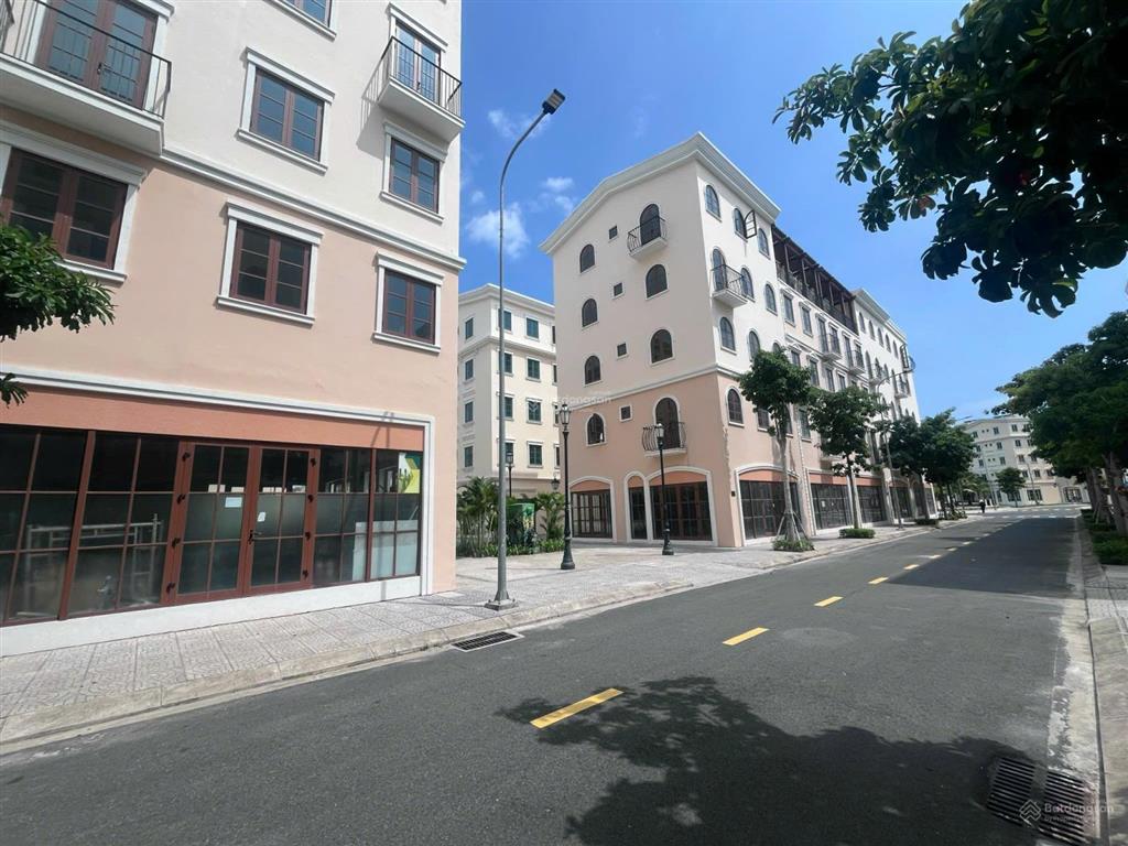 Bán nhanh căn liền kề 120m2  đã có sổ đỏ lâu dài, gần biển  8 tỷ bao thuế phí  0898 379 ***