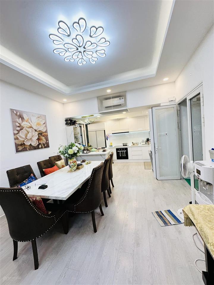 Bán căn hộ 3pn + 1 phòng kho  135m2 full nội thất đẹp