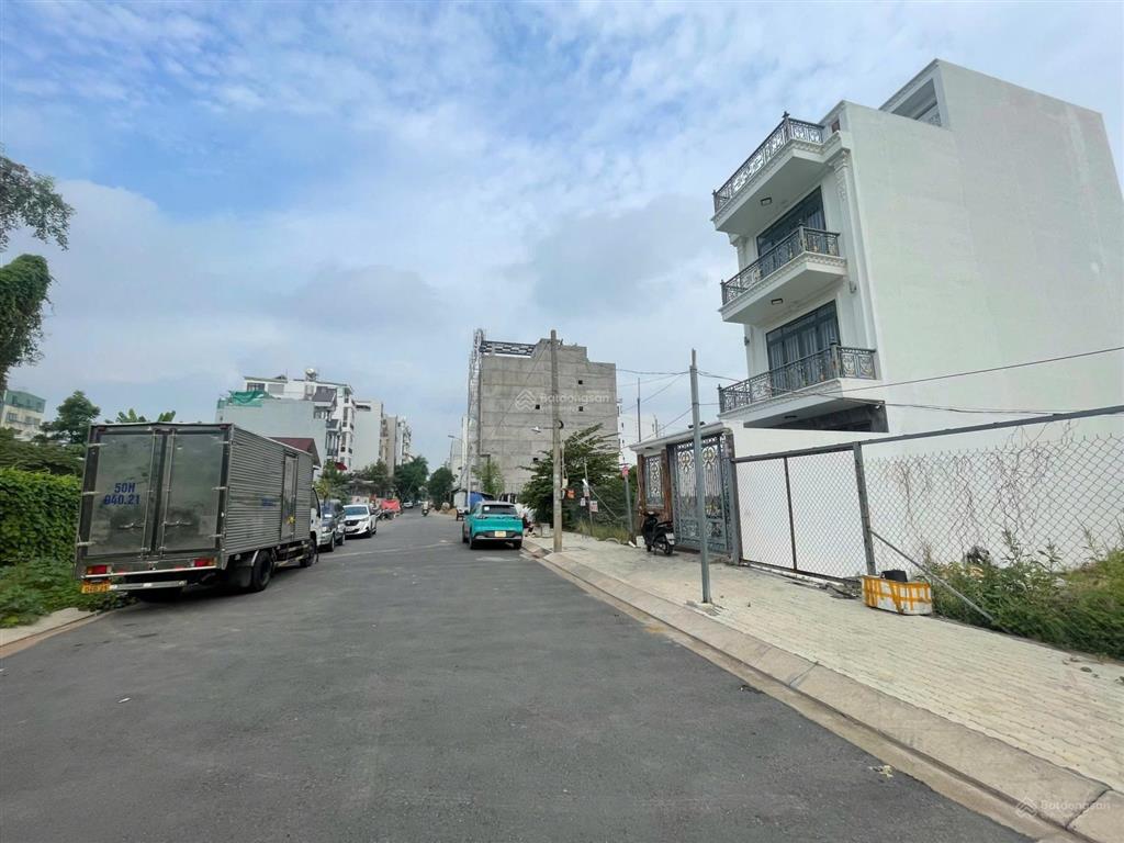 Bán đất trung tâm quận 7, dt  16x40m  hẻm xe hơi  gpxd hầm + 7 lầu