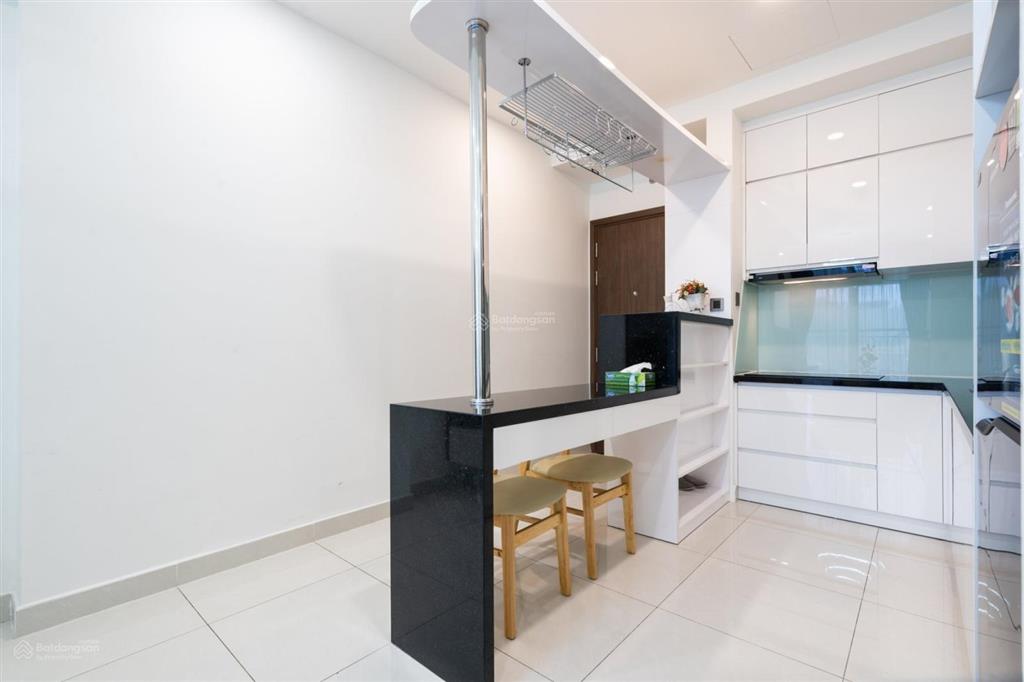 Căn saigon royal  2 pn 1 wc  60m2  full nội thất  18 triệu. xem nhà 0939 609 ***