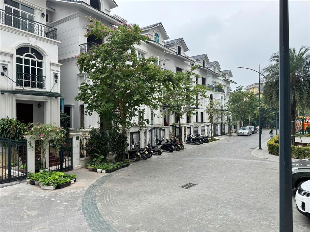Bán biệt thự hdi tây hồ dt 135m2 xd 4.5 tầng mt 9m, đã có sổ, giá bán 62 tỷ.  0986 558 ***