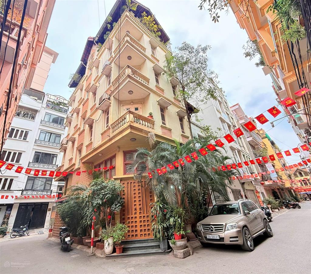 Hoàng quốc việt, lô góc, 3 mặt đường ô tô tránh nhau 80m2, 5t, mt 4m ô chờ thang máy 22.5 tỷ