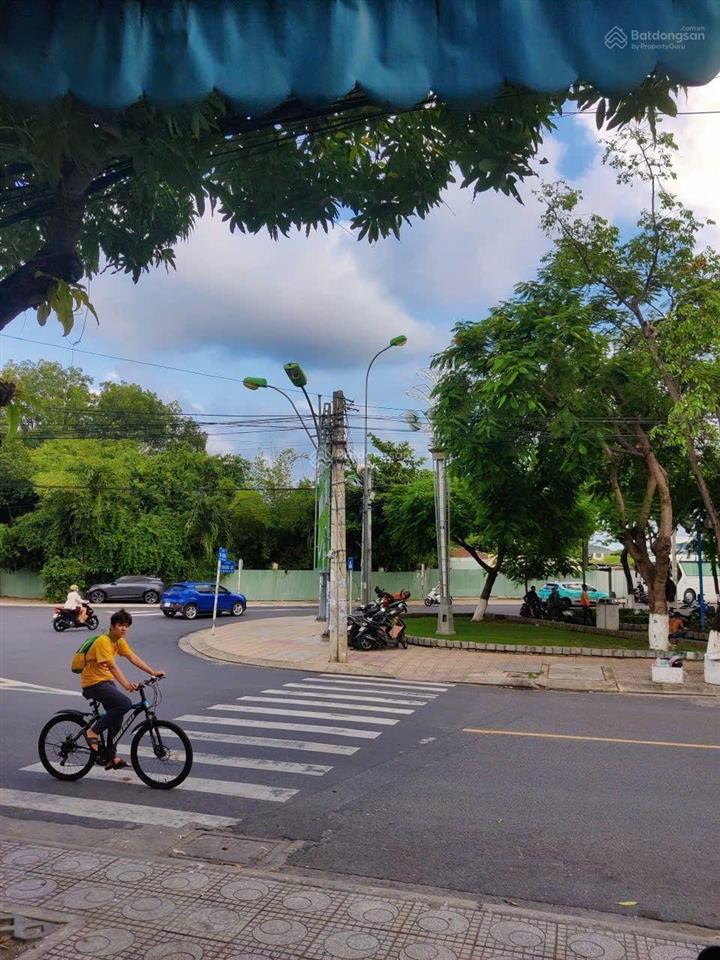 Nhà gần biển 600m. giá tốt duy nhất mặt đường dã tượng 20m, đối diện công viên, phường nha trang