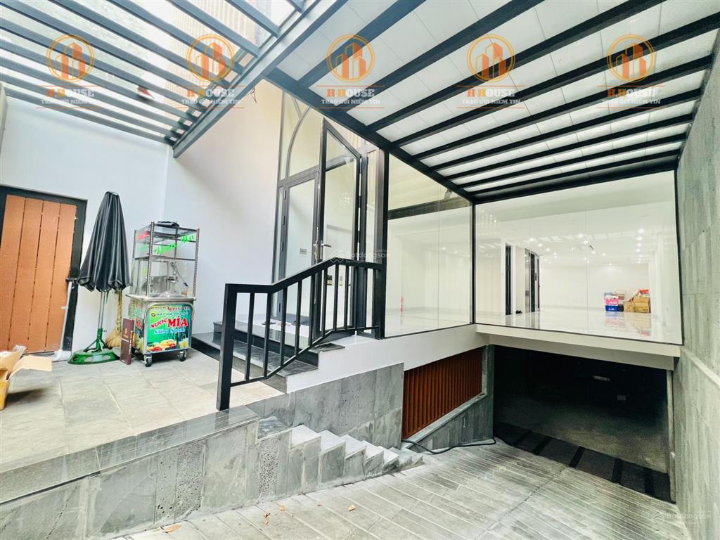 Cho thuê tòa nhà mới văn phòng sd 500m2 k300, sân bay giá 50tr, hầm 5 tầng