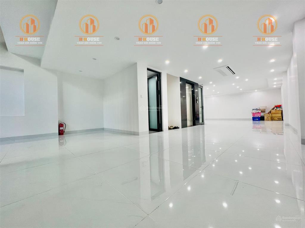 Cho thuê tòa nhà mới văn phòng sd 500m2 k300, sân bay giá 50tr, hầm 5 tầng