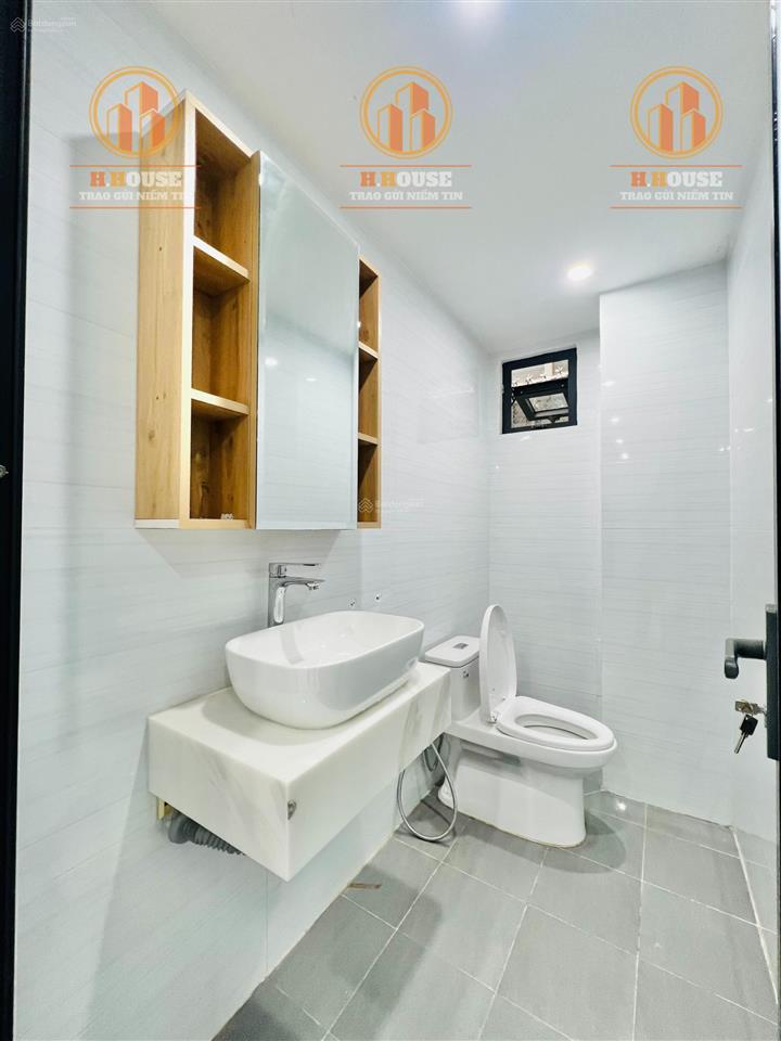 Cho thuê tòa nhà mới văn phòng sd 500m2 k300, sân bay giá 50tr, hầm 5 tầng