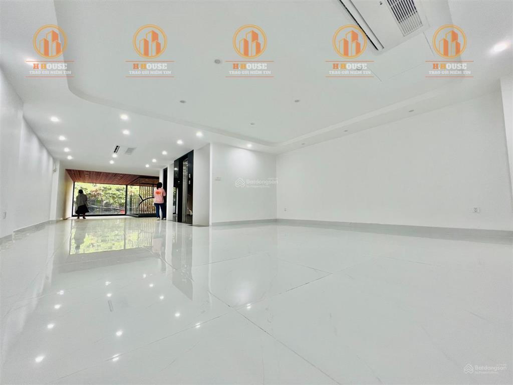 Cho thuê tòa nhà mới văn phòng sd 500m2 k300, sân bay giá 50tr, hầm 5 tầng