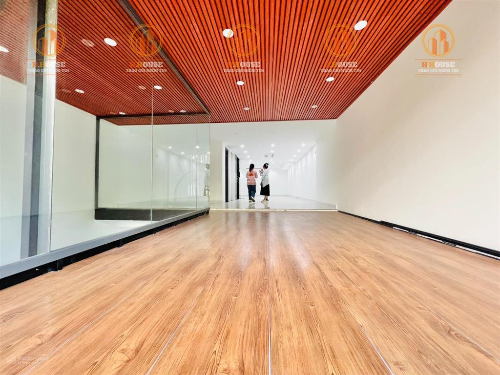 Cho thuê tòa nhà mới văn phòng sd 500m2 k300, sân bay giá 50tr, hầm 5 tầng