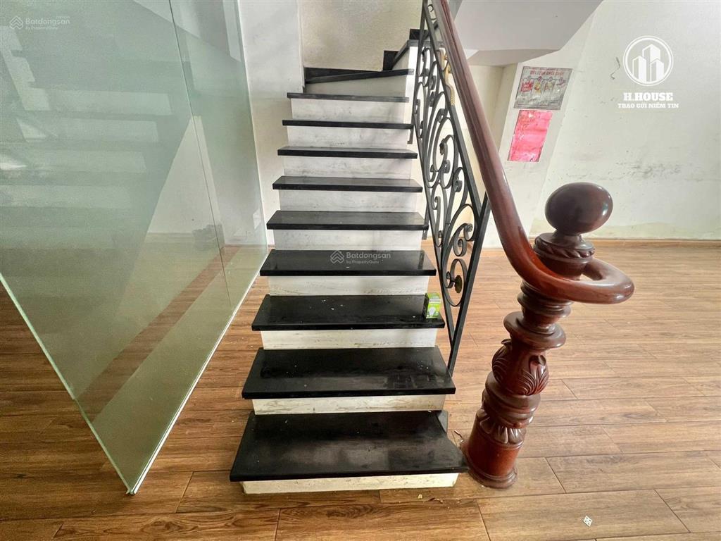 Cho thuê nhà 2 mặt tiền nguyễn hồng đào khu bàu cát 5x20m * 3 tầng, vỉa hè rộng