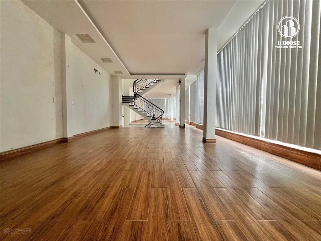 Cho thuê nhà 2 mặt tiền nguyễn hồng đào khu bàu cát 5x20m * 3 tầng, vỉa hè rộng