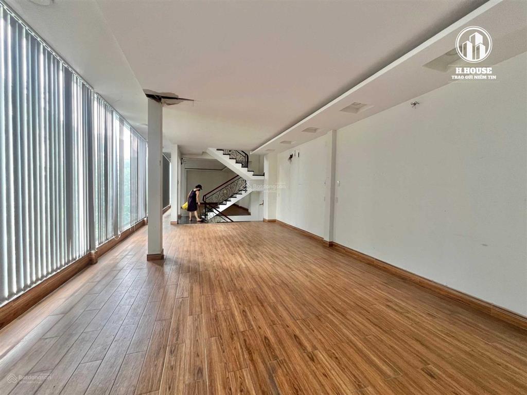 Cho thuê nhà 2 mặt tiền nguyễn hồng đào khu bàu cát 5x20m * 3 tầng, vỉa hè rộng