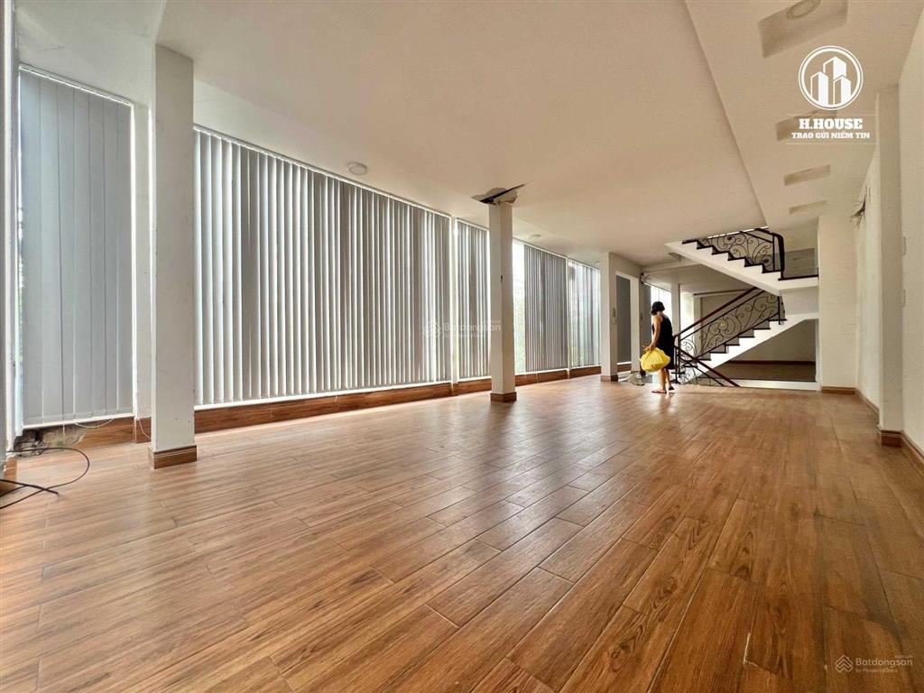 Cho thuê nhà 2 mặt tiền nguyễn hồng đào khu bàu cát 5x20m * 3 tầng, vỉa hè rộng