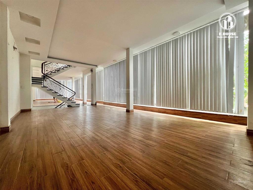 Cho thuê nhà 2 mặt tiền nguyễn hồng đào khu bàu cát 5x20m * 3 tầng, vỉa hè rộng