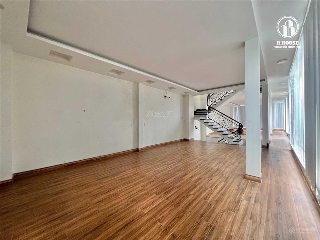 Cho thuê nhà 2 mặt tiền nguyễn hồng đào khu bàu cát 5x20m * 3 tầng, vỉa hè rộng