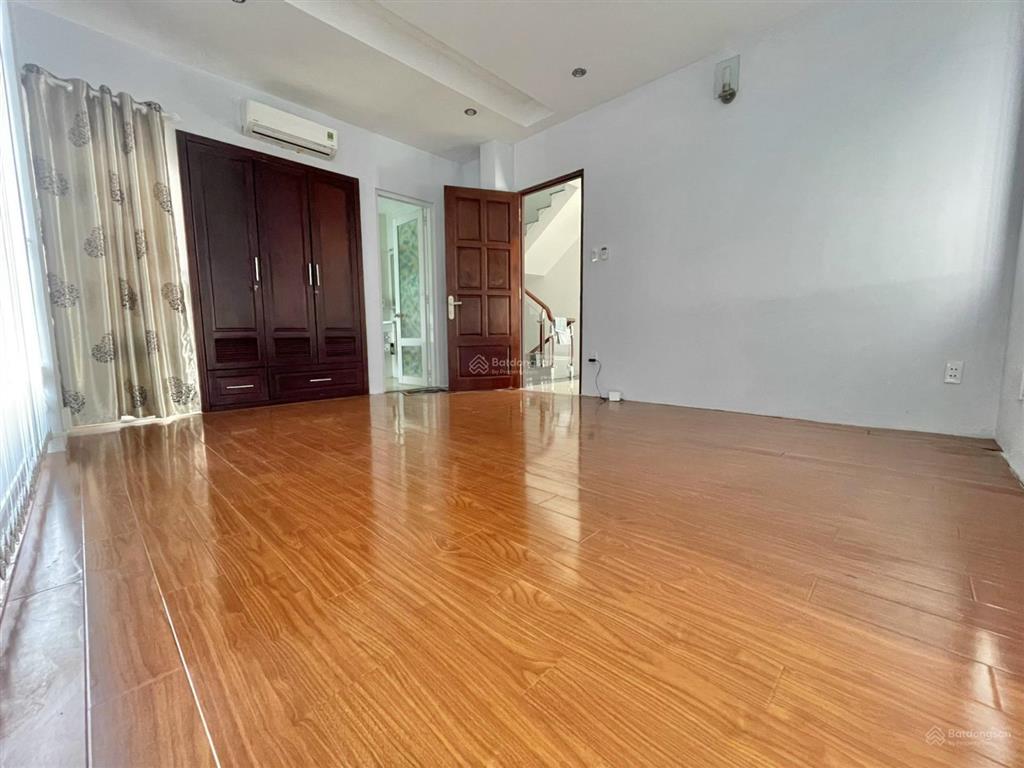 Villa khu sân bay 10x20m * 3 tầng 49 triệu/tháng, đường yên thế. phường 2.  0938 036 *** a hoan