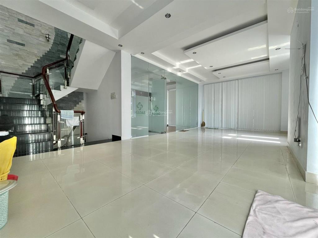 Villa khu sân bay 10x20m * 3 tầng 49 triệu/tháng, đường yên thế. phường 2.  0938 036 *** a hoan