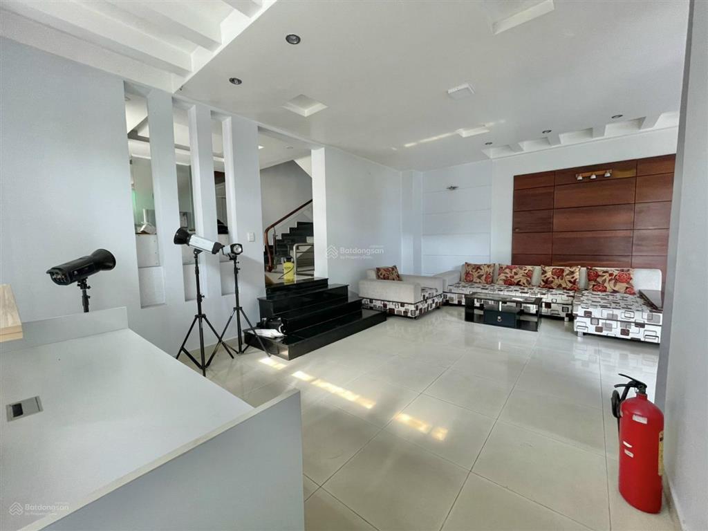 Villa khu sân bay 10x20m * 3 tầng 49 triệu/tháng, đường yên thế. phường 2.  0938 036 *** a hoan