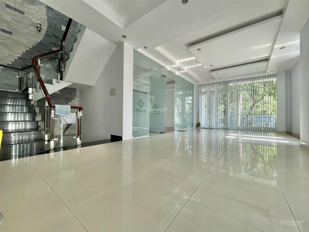 Villa khu sân bay 10x20m * 3 tầng 49 triệu/tháng, đường yên thế. phường 2.  0938 036 *** a hoan