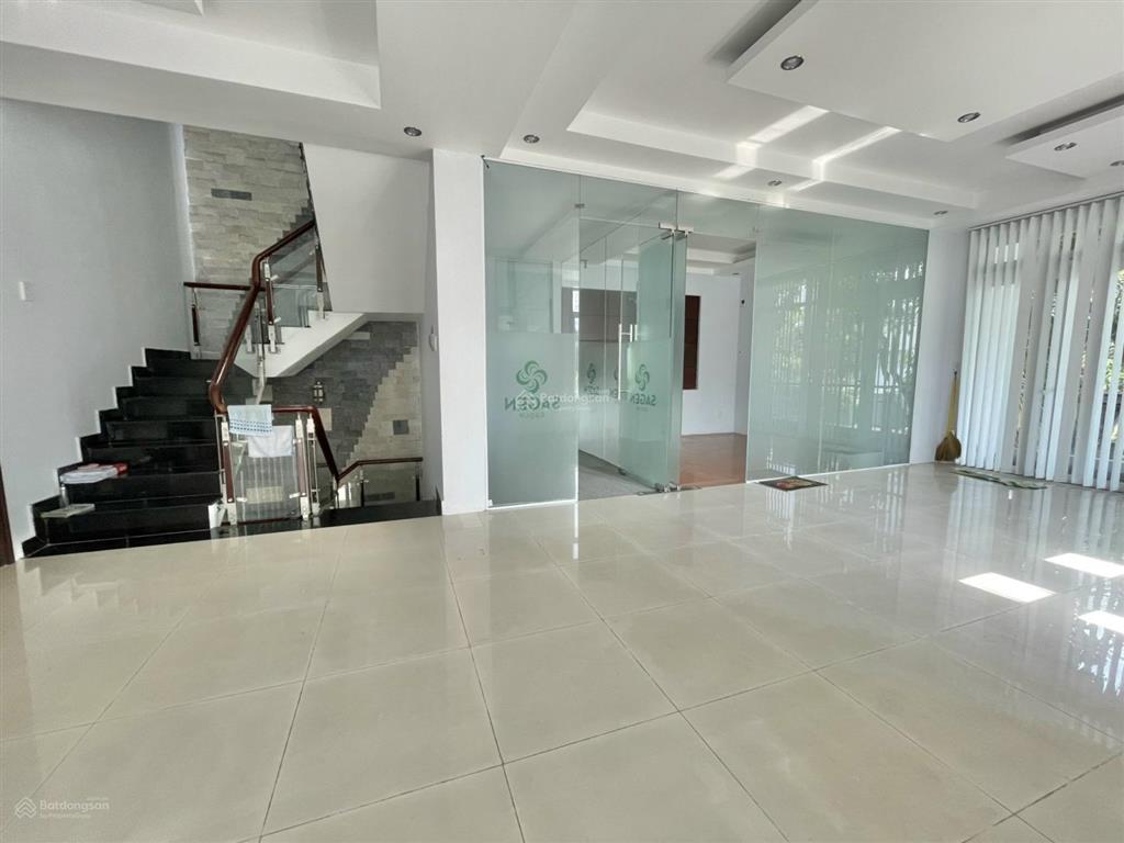 Villa khu sân bay 10x20m * 3 tầng 49 triệu/tháng, đường yên thế. phường 2.  0938 036 *** a hoan