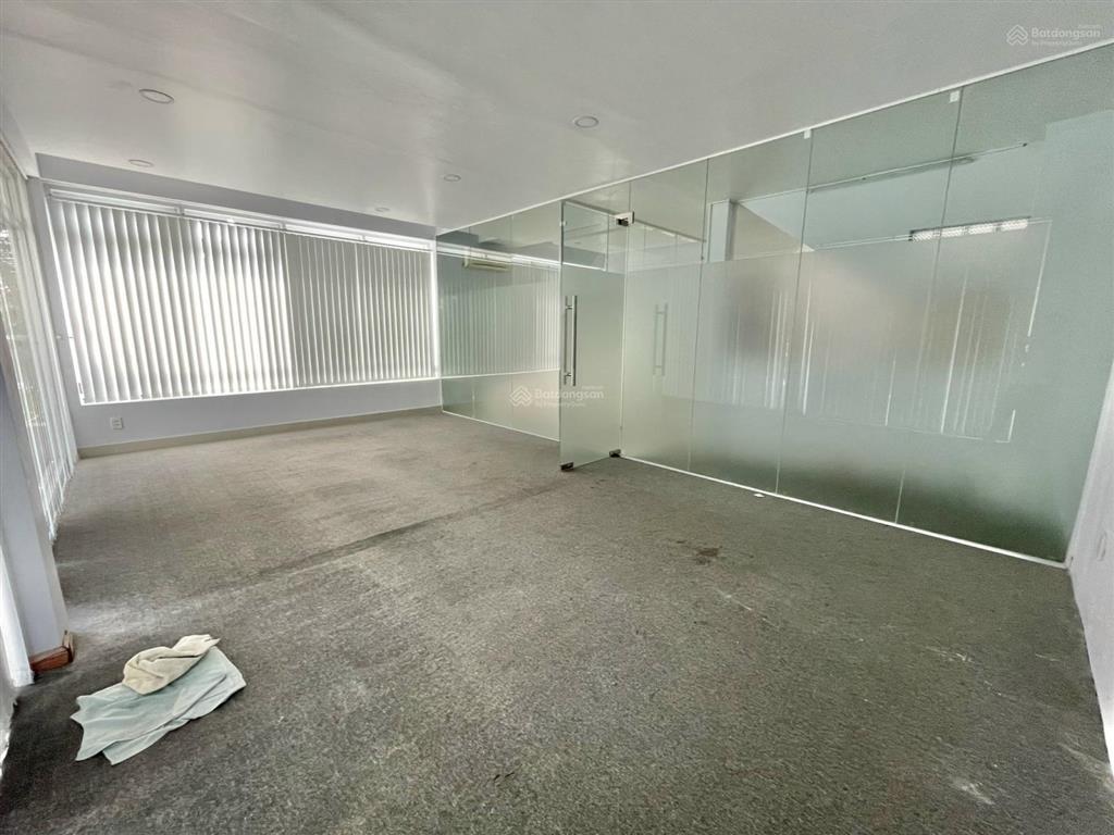 Villa khu sân bay 10x20m * 3 tầng 49 triệu/tháng, đường yên thế. phường 2.  0938 036 *** a hoan