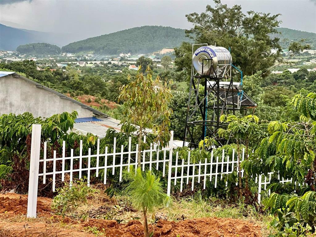 Chủ kẹt tiền bán lô đất view hồ. chỉ 950 triệu. sổ hồng 354m2. có sẵn 300m2 đất xây dựng