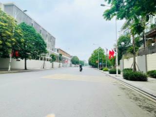 Bán 200m2 biệt thự ngọc thuỵ, chủ xây tâm huyết, sân vườn rộng, mt rộng, chỉ 125tt/m