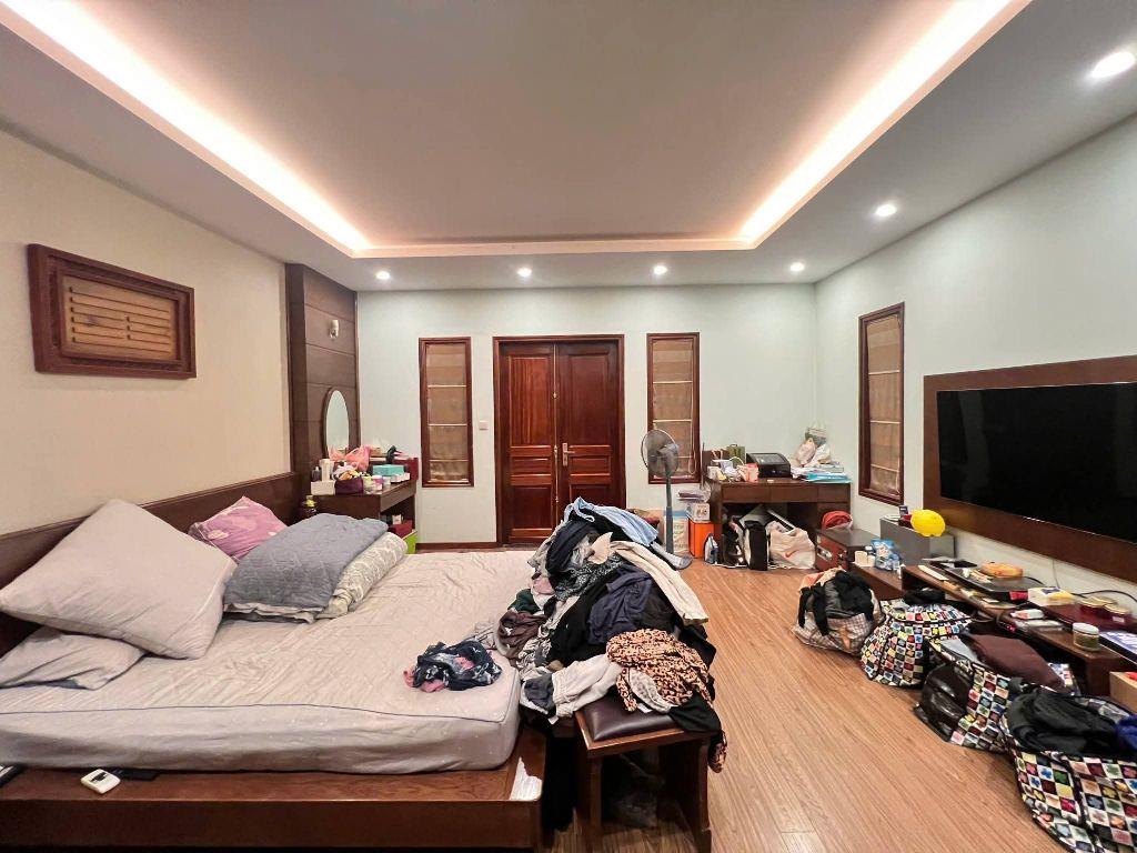 Trần Thái Tông, DT 236M2x4T, MT 29M, giá 127 tỷ   LÔ GÓC 2 MẶT TIỀN ĐỀU CÓ VỈA HÈ CÂY XANH VÀ ĐƯỜNG Ô TÔ TRÁNH, BIỆT THỰ