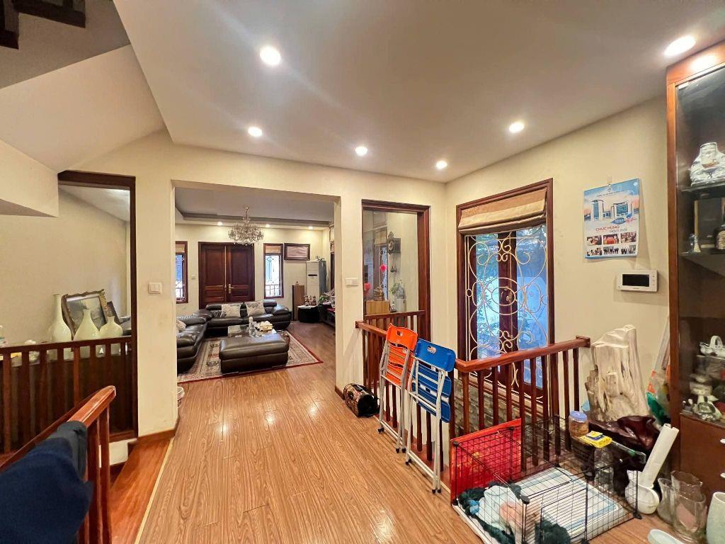 Trần Thái Tông, DT 236M2x4T, MT 29M, giá 127 tỷ   LÔ GÓC 2 MẶT TIỀN ĐỀU CÓ VỈA HÈ CÂY XANH VÀ ĐƯỜNG Ô TÔ TRÁNH, BIỆT THỰ