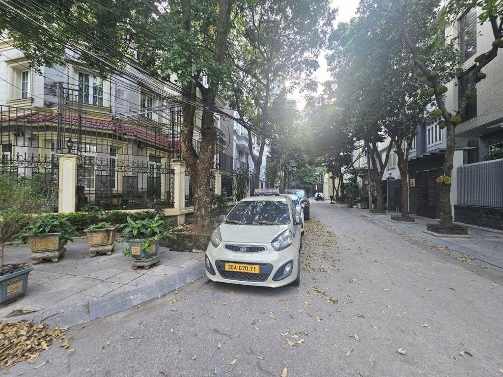 Trần Thái Tông, DT 236M2x4T, MT 29M, giá 127 tỷ   LÔ GÓC 2 MẶT TIỀN ĐỀU CÓ VỈA HÈ CÂY XANH VÀ ĐƯỜNG Ô TÔ TRÁNH, BIỆT THỰ