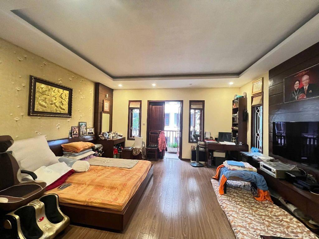 Trần Thái Tông, DT 236M2x4T, MT 29M, giá 127 tỷ   LÔ GÓC 2 MẶT TIỀN ĐỀU CÓ VỈA HÈ CÂY XANH VÀ ĐƯỜNG Ô TÔ TRÁNH, BIỆT THỰ