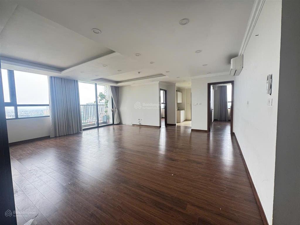 Bán gấp căn hộ chung cư 4pn nội thất cơ bản bên ngoại giao đoàn toà no1t1