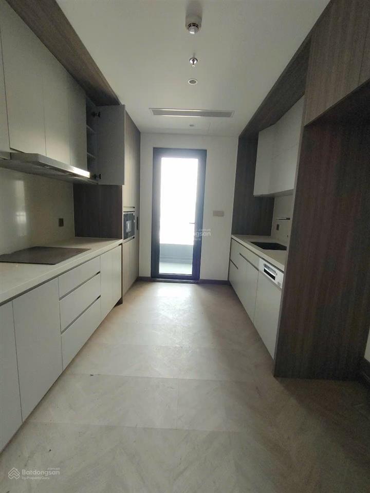 Cho thuê gấp căn hộ chung cư 4pn nội thất cơ bản bên ngoại giao đoàn toà no1t6