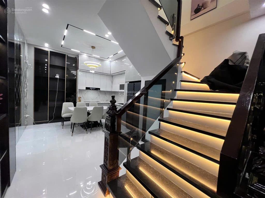 Bán nhà mới tinh xuân đỉnh 6 tầng thang máy cách mặt phố chỉ 1 nhà. giá 8,2 tỷ quá rẻ