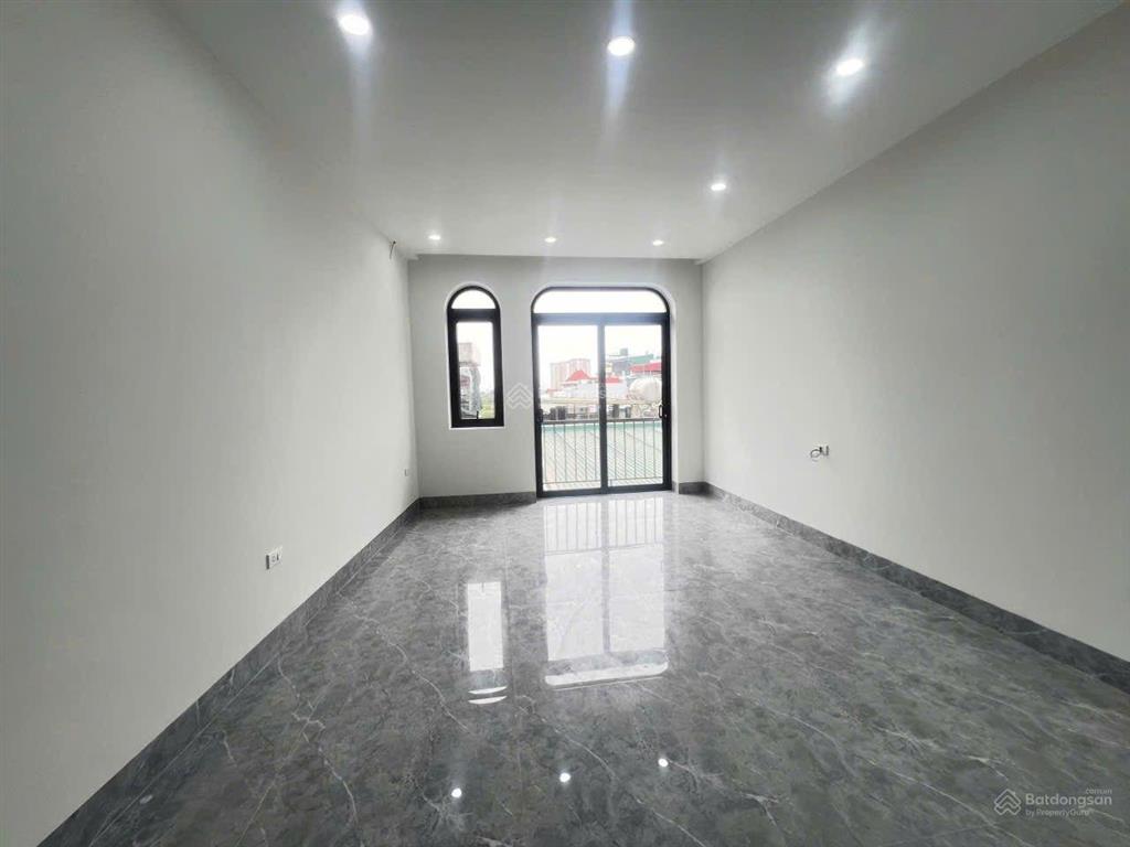 Bán nhà phố thạch bàn long biên 5 tỷ 35m2, 5 tầng mt 4m, ô tô kd sát trường cấp 3 thạch bàn