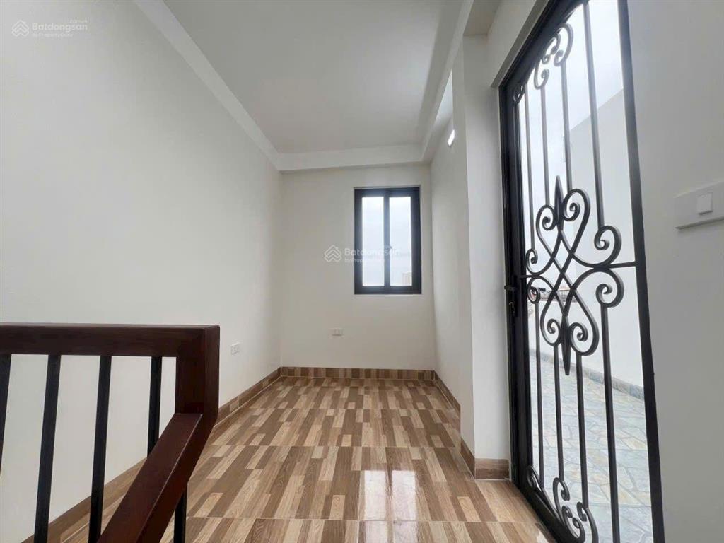 Bán nhà phố thạch bàn long biên 5 tỷ 35m2, 5 tầng mt 4m, ô tô kd sát trường cấp 3 thạch bàn