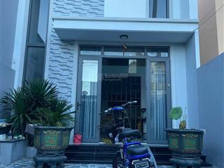 Bán nhà tặng lại nội thất. nhà mới 100%. chỉ cần xách vali vào ở ngay luôn. kdc đông đúc. đường ôtô