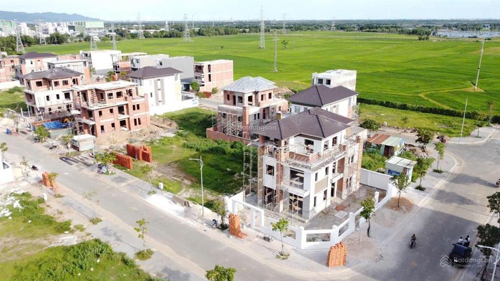 Bán gấp biệt thự bà rịa 1 trệt 2 lầu, mặt tiền ql51 long hương, giá 12 tỷ. phạm yến 0775 707 ***