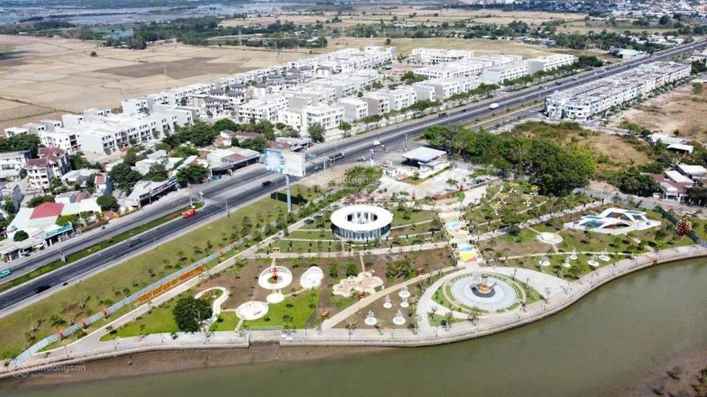 Bán gấp biệt thự bà rịa 1 trệt 2 lầu, mặt tiền ql51 long hương, giá 12 tỷ. phạm yến 0775 707 ***