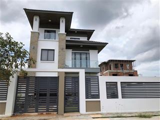 Bán gấp căn biệt thự bà rịa 1 trệt 2 lầu, mặt tiền ql51 long hương, giá 10 tỷ. phạm yến 0775 707 ***