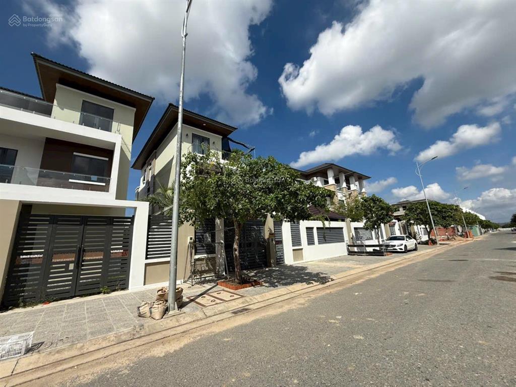 Bán gấp biệt thự bà rịa 1 trệt 2 lầu, mặt tiền ql51 long hương, giá 12 tỷ. phạm yến 0775 707 ***