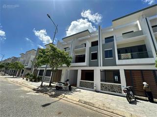 Bán gấp nhà phố 1 trệt 2 lầu trung tâm bà rịa 120m2 đã có sổ, mặt tiền ql 51 phạm yến 0775 707 ***