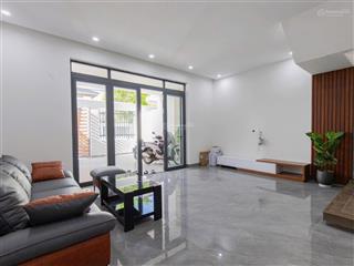 Chính chủ bán căn nhà phố bà rịa 3 lầu , ngay trung tâm giá 5.5 tỷ , có sổ.  0775 707 *** phạm yến