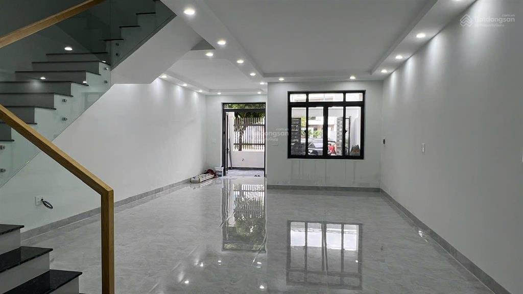 Bán gấp căn nhà phố bà rịa 120m2 xây 1 trệt 2 lầu  có sổ hồng 5.450 tỷ.  phạm yến 0775 707 ***
