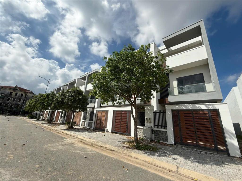 Cần bán gấp nhà phố bà rịa, bà rịa city gate, mặt tiền ql51 100m2 giá 4.350 tỷ đã có sổ, 0775 707 ***